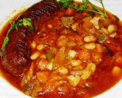 Боб с наденица