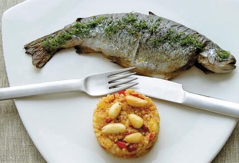 Печена пъстърва с лимоново масло и булгур