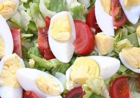Зелена салата с чери домати и яйца