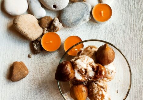 Ванилов сладолед със смокини и парченца шоколад