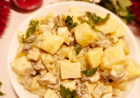 картофена салата с кисели краставички.